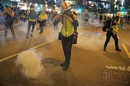 Demonstranti v Hongkongu po útoku policie slzným plynem