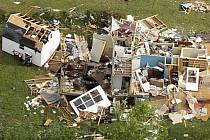 Bouře s tornády a lokální záplavy zabily za pouhých 24 hodin na jihu Spojených států přinejmenším 248 lidí. Nejhůř byl zasažen stát Alabama, kde podle agentury AP zahynulo nejméně 162 osob.
