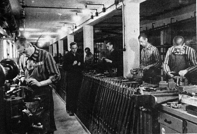 Židovští vězni z Dachau byli využíváni na práci v okolních zbrojních továrnách