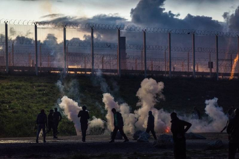 Uprchlíci z tábora u Calais se v noci na dnešek střetli s pořádkovými silami v sérii potyček, během kterých na policisty házeli lahve a kameny.