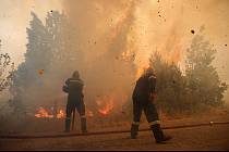 Hasiči už dva týdny bojují v Řecku s ničivými požáry. A stále se jim nedaří dostat plameny pod kontrolu