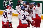 Čeští hokejisté se radují z gólu proti Rusku ve finále mistrovství světa.