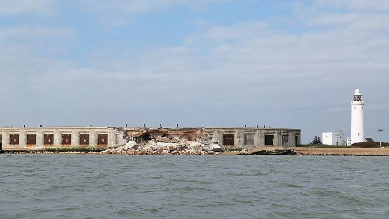 Pevnost Hurst na anglickém pobřeží v roce 2021 částečně zdemolovala rozsáhlá bouře. Nyní se proto dostal na seznam nejohroženějších památek světa podle Světového památkového fondu. Snímek po bouři.