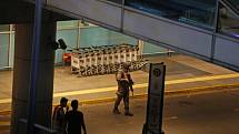 Sebevrazi odpálili na letišti v Istanbulu bomby.