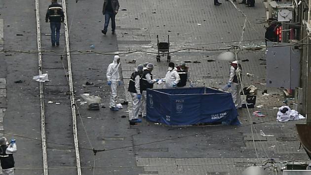  Pachatelem sobotního sebevražedného útoku v Istanbulu, při němž zemřeli čtyři lidé a sám atentátník, byl příslušník hnutí Islámský stát.
