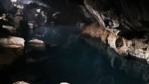 Jeskyně s termálním jezírkem Grjotajá