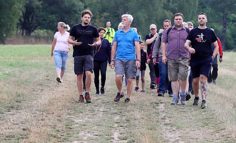 Spolu s místními se Petr Pavel vydal na výlet k nejzápadnějšímu bodu republiky a během výšlapu spolu probírali, co trápí obyvatele pohraničí.