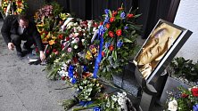 Lidé nosí květiny k rakvi při posledním rozloučení se spisovatelem a scenáristou Zdeňkem Mahlerem, které se konalo 23. března v motolském krematoriu v Praze.