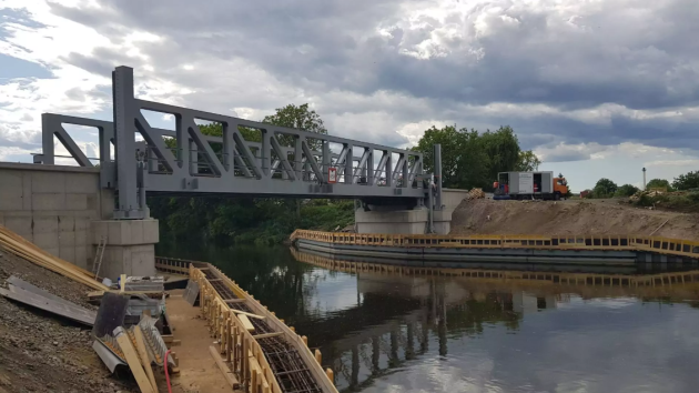 Unikátní zdvižný most v Lužci