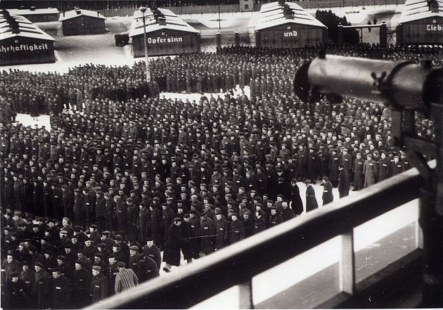Nástup vězňů v roce 1941.