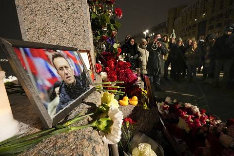 Lidé vytvořili po smrti Alexeje Navalného pietní místo v ruském Petrohradě.