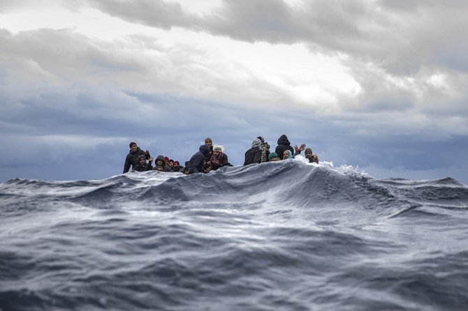 Migranti na člunu na moři. Ilustrační snímek