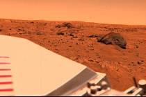 Jeden ze snímků, které pořídil přistávací modul Viking 1 na povrchu Marsu. Tento modul měl jako první v sobě zabudovanou minilaboratoř a sesbíral vzorky marsovské půdy.