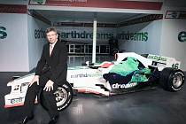 Šéf stáje Honda Ross Brawn při prezentaci loňského monopostu Honda RA108. V této sezoně už tým ponese jeho jméno, koupil ho od Hondy.