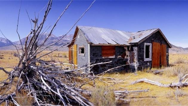 Opuštěný dům v americkém pohoří Sierra Nevada.