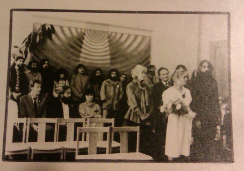 Svatební fotografie z roku 1987. Svědkem Stanislava „Gumy“ Ptaše měl být i Václav Havel. Nakonec přijela jen jeho manželka Olga.