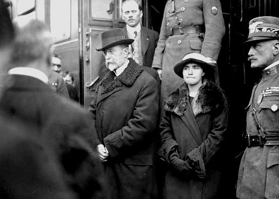 Tomáš Garrigue Masaryk s dcerou Olgou dne 21. prosince 1918 na nádraží v Táboře při zastávce na své cestě do Prahy