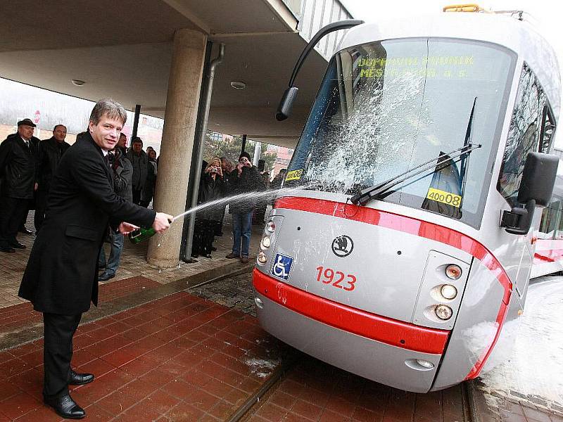 Pět nových tramvají od firmy Škoda za tři sta milionů korun ve čtvrtek na slavnostním křtu v Brně dostalo svá jména. 