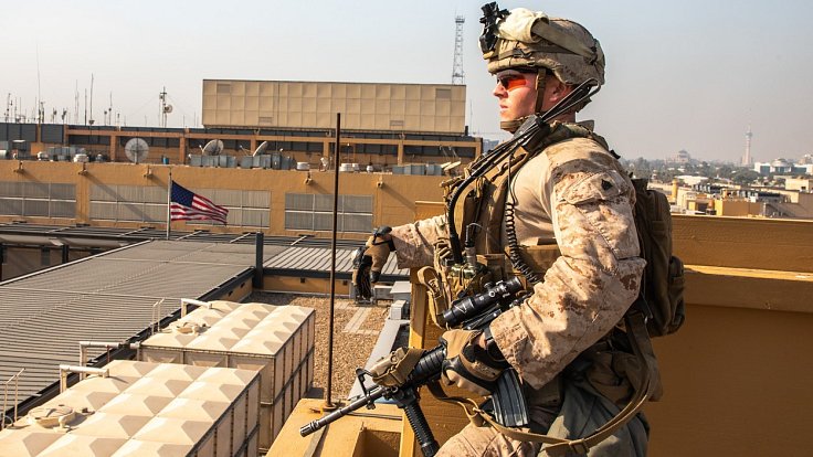 Americký voják střeží budovu velvyslanectví USA v Bagdádu (na snímku z 3. ledna 2020)