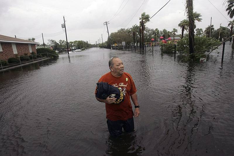 Ulice Galvestonu jsou stále ještě zaplaveny mořskou vodou, kterou do tohoto města nahnal hurikán Ike.