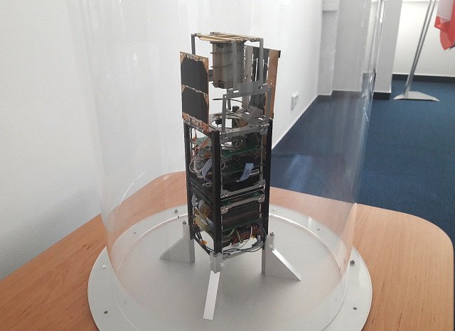 Model české technologické družice VZLUSAT-1