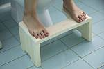 Nejjednodušším způsobem, jak správně vyprázdnit střeva, je podložit si nohy stoličkou