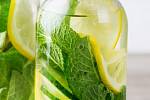 Při detoxikační dietě je důležité dostatečně pít, ideálně vlažnou vodu bez bublinek. Do ní si můžete přidat plátky oloupaných citrusů (citron, limetka, pomeranč), zázvoru, salátové okurky a také lístky bylinek, jako je například máta nebo bazalka.