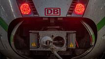 Logo na vlaku německého národního železničního dopravce Deutsche Bahn. Ilustrační snímek