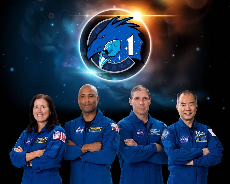 Posádka mise Crew-1. Zleva: letová specialistka Shannon Walkerová (NASA), pilot Victor Glover (NASA), velitel mise Michael Hopkins (NASA), astronaut Japonské vesmírné agentury (JAXA) Soichi Noguchi.