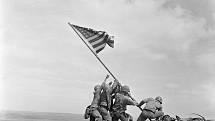 Slavná fotografie Joea Rosenthala, zachycující vztyčení americké vlajky nad Iwodžimou