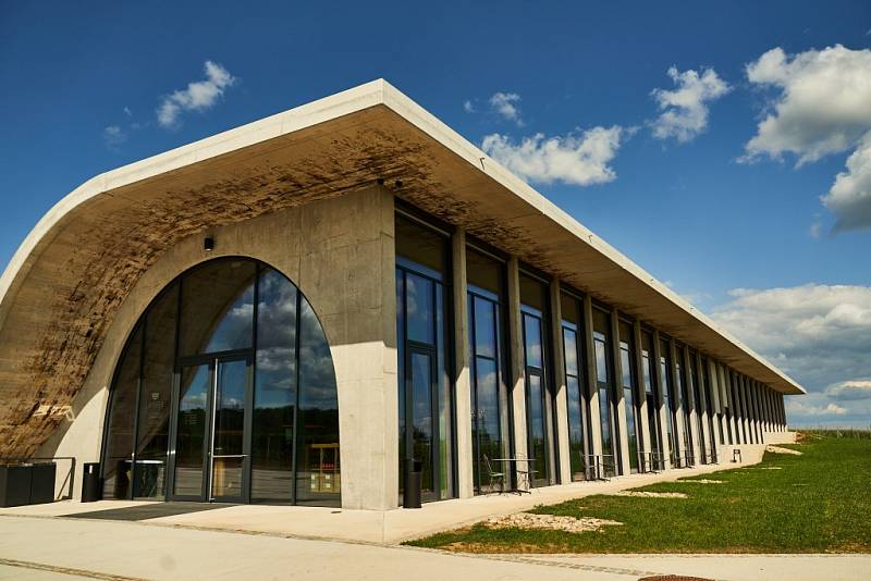 Reprezentativní centrum nedávno otevřelo vinařství Lahofer na Znojemsku. Stavbu navrhlo brněnské studio Chybik+Kristof Ondřeje Chybíka a Michala Krištofa.