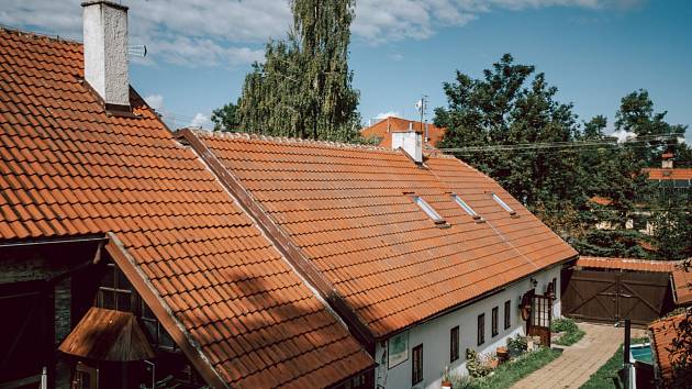 Dům paní Liběny a pana Robina ve středních Čechách, pohled z horní zahrady. Ta je nyní úplně zarostlá a téměř neprůchodná, je potřeba ji zvelebit