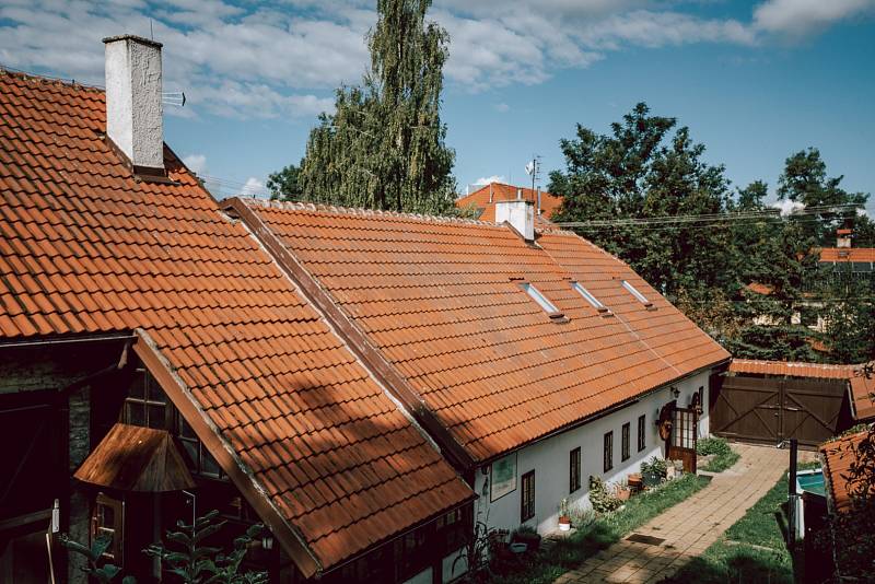 Dům paní Liběny a pana Robina ve středních Čechách, pohled z horní zahrady. Ta je nyní úplně zarostlá a téměř neprůchodná, je potřeba ji zvelebit