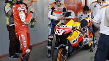 Budoucí parťáci. Casey Stoner (vlevo) sleduje přípravy Nickyho Haydena. Američan bude příští rok jeho stájovým kolegou, když vymění Hondu za Ducati.