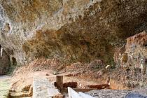 Slavné archeologické naleziště La Ferrassie v jihozápadní Francii, kde se našly kosti již několika neandertálců včetně tajemného dítěte