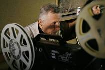 Několik desítek lidi zúčastnilo 40. výročí natáčení filmu Ostře sledované vlaky. Slavnost se konala 12. května 2007 na nádraží v Loděnicích u Prahy, kde se film natáčel. Na snímku režisér Jiří Menzel.