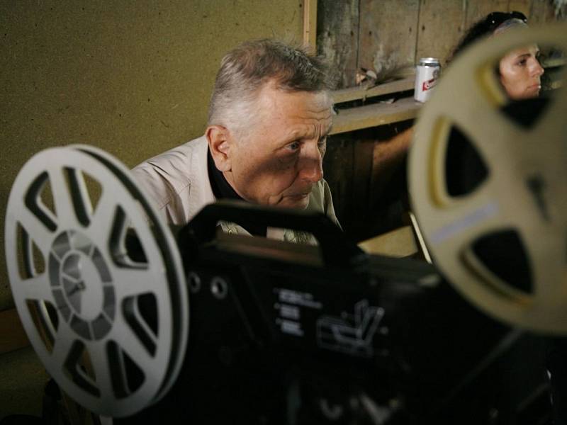 Několik desítek lidi zúčastnilo 40. výročí natáčení filmu Ostře sledované vlaky. Slavnost se konala 12. května 2007 na nádraží v Loděnicích u Prahy, kde se film natáčel. Na snímku režisér Jiří Menzel.