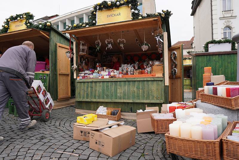 Příprava stánkařů na adventní trhy v Brně. Zvlášť někteří řemeslní výrobci letos zvažovali, zda se jim předvánoční prodeje v centru kvůli obecně vyšším nákladům vůbec vyplatí