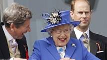 Britská královna Alžběta II. vyplula na slavnostní plavbu po Temži u příležitosti 60. výročí svého nástupu na trůn.