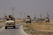 Americká armáda projiždí u hranic Sýrie s Tureckem na snímku z 8. září 2019
