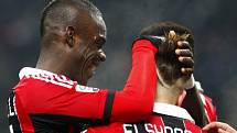 Mario Balotelli z AC Milán (vlevo) gratuluje Stephanu El Shaarawymu ke gólu proti Interu.