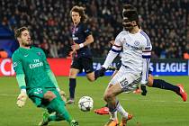 Brankář Paris St. Germain Kevin Trapp (vlevo) a Diego Costa z Chelsea.