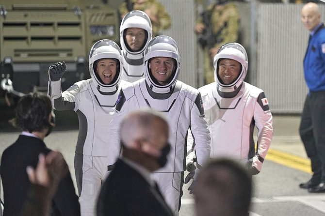 Astronauti (zleva) Megan McArthurová, Thomas Pesquet, hane Kimbrough, Akihiko Hošide před odletem k ISS