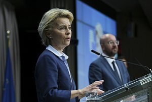 Předsedkyně Evropské komise Ursula von der Leyenová (vlevo) a předseda Evropské rady Charles Michel