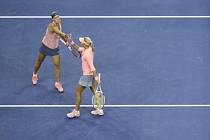 Lucie Hradecká (vlevo) a Andrea Hlaváčková se povzbuzují ve finále US Open.