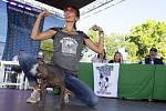 Jeneda Benallyová se svým psem pojmenovaným Mr. Happy Face na soutěži o titul nejošklivějšího psa, která se konala 24. června 2022 v Petalumě v Kalifornii
