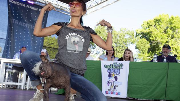 Jeneda Benallyová se svým psem pojmenovaným Mr. Happy Face na soutěži o titul nejošklivějšího psa, která se konala 24. června 2022 v Petalumě v Kalifornii