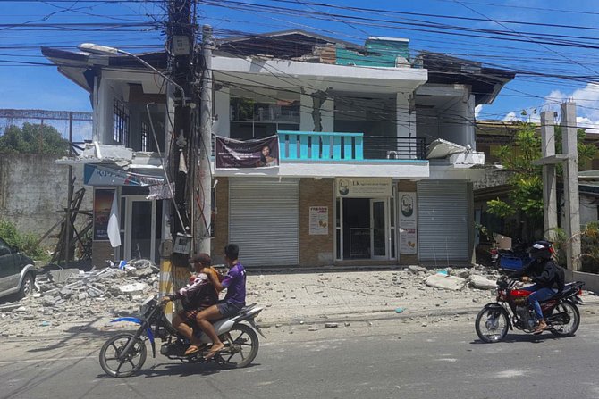 Poničený dům na Filipínách po silném zemětřesení 27. července 2022