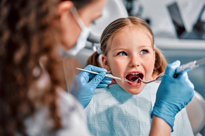 Dentální hygiena, zubní výplň či rovnátka. Na to všechno za určitých podmínek přispívají Slovákům zdravotní pojišťovny v rámci systému benefitů. A lidé tyto příspěvky hojně využívají. Platit to ale bude už jen do konce dubna. Ilustrační snímek