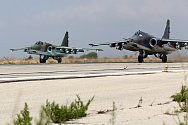 Dvojice ruských bitevních letounů Su-25 vzlétá z letecké základny Hmímím v Sýrii